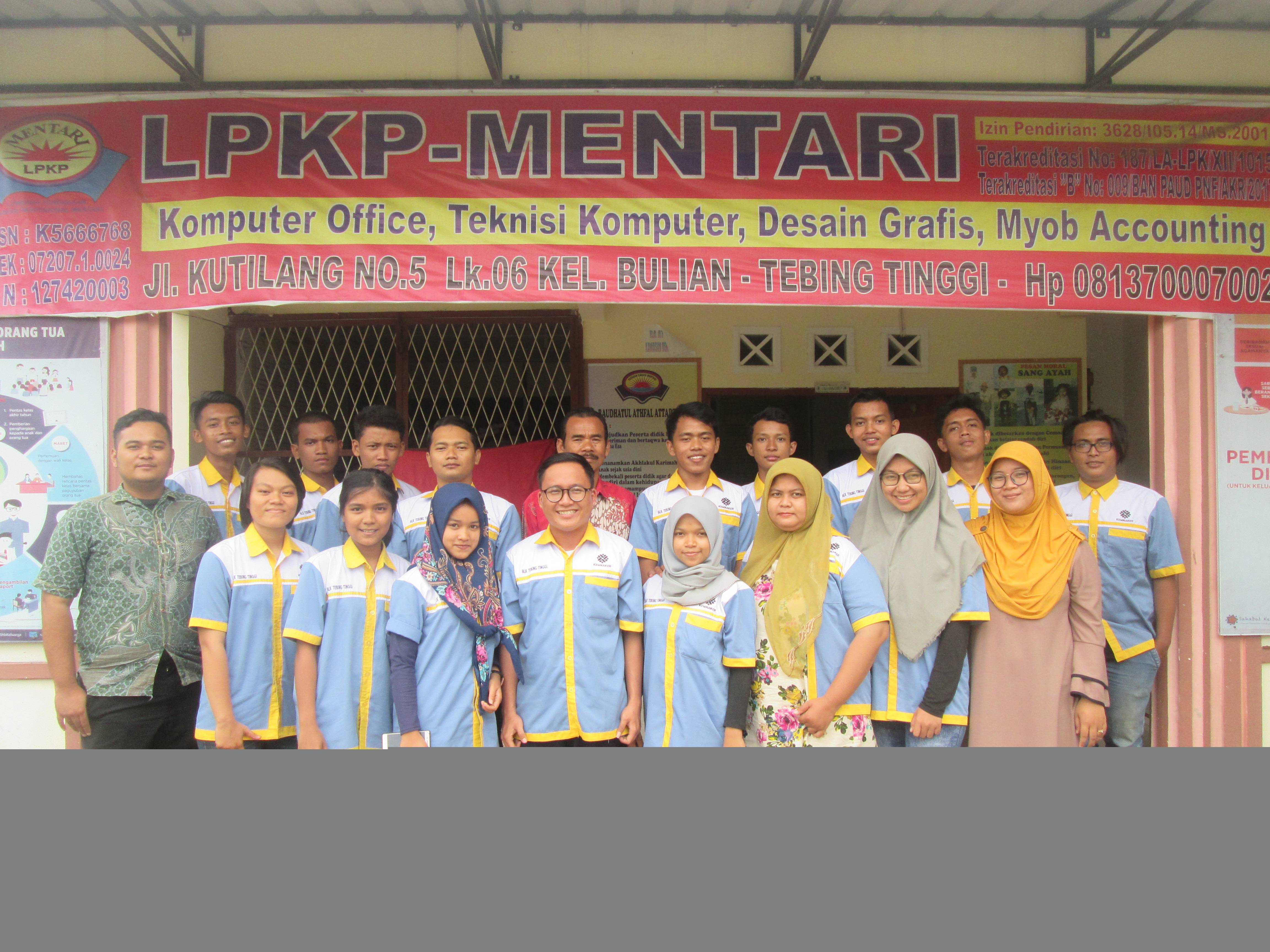 Peserta dan pengelola LPKP Mentari di depan lokasi pelatihan